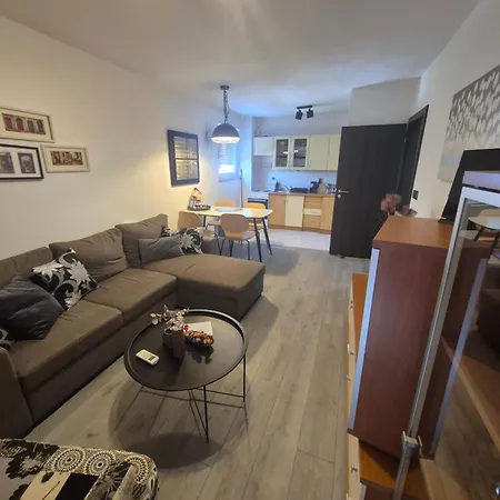 Adria Holliday * غييكا