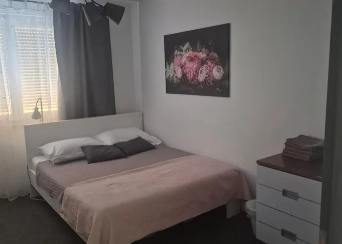 Adria Holliday شقة