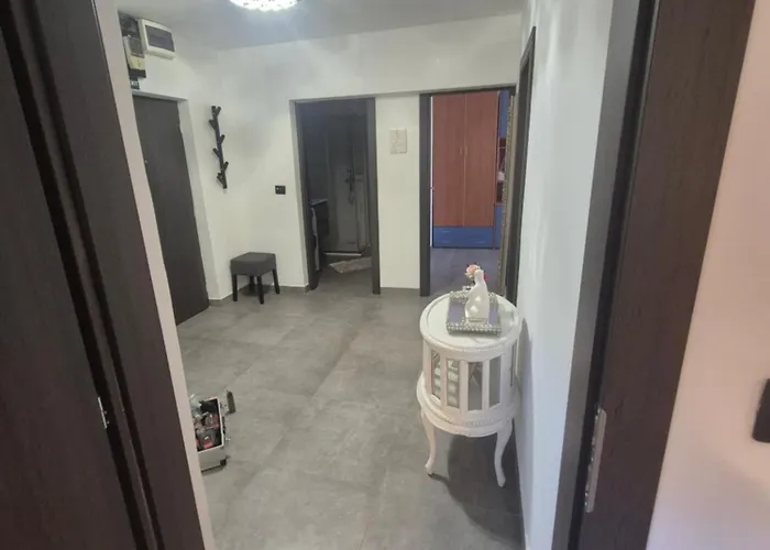 Adria Holliday شقة غييكا